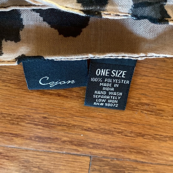 Animal Print Scarf 🧣 - Picture 5 of 8